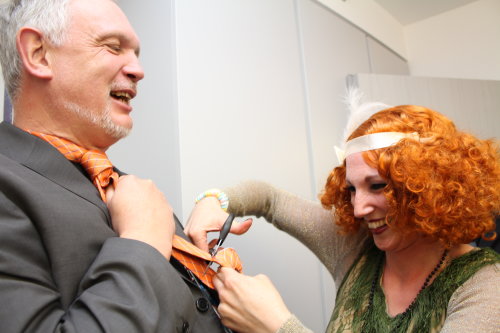 Nadine Ziegelhöfer erbeutet ein Stück der Krawatte von Uwe Stranz. (Foto: OBK)