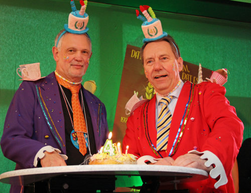 Landrat Jochen Hagt und Kreisdezernent Uwe Stranz konnten sich auf der Bühne erneut dem Kampf um den Kreishausschlüssel stellen (Foto: OBK).