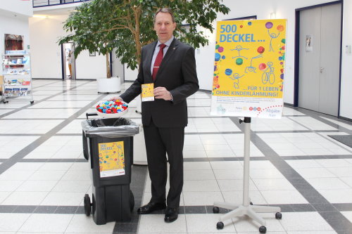 Landrat Jochen Hagt unterstützt die Aktion "Deckel gegen Polio"(Foto: OBK)
